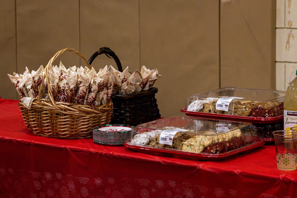 BFX_Food_optimized_1000 Food and cookies on table
