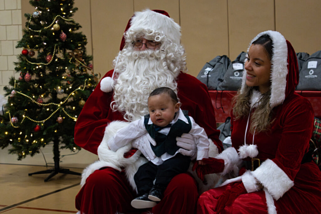 BFX_Santa_optimized_1000 Santa with baby posing for pic